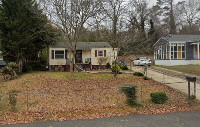 Charming 2BR House – Private Yard & Great Location!