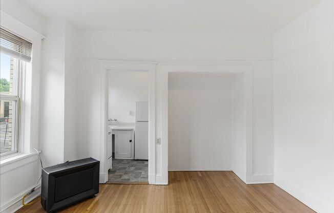 Studio, 1 bath, 332 sqft, $950, Unit 205