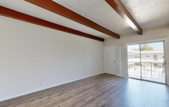 425 N HOBART BLVD