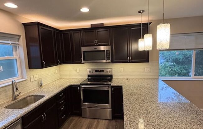 1 Bedroom 1 Bath Apt. with huge garage in Newberg