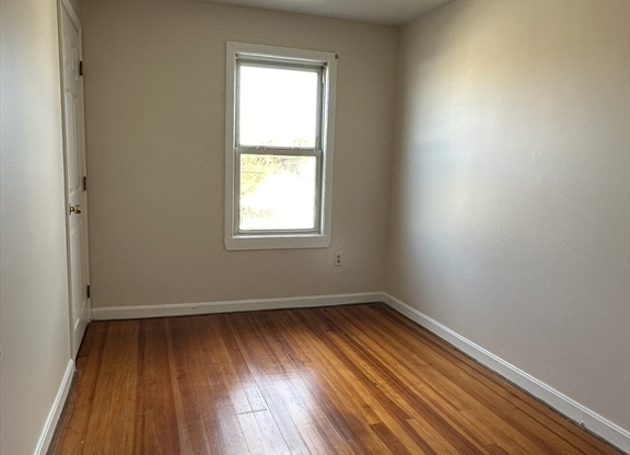 3 beds, 1 bath, 912 sqft, $1,800, Unit 5