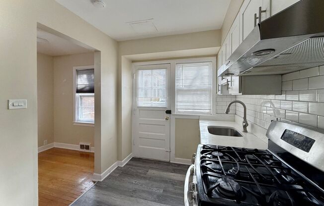 HOME SWEET HOME! 2 Bed / 1 Bath Townhome Available in Oak Park!