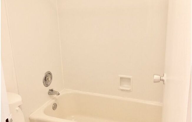 Studio, 1 bath, 430 sqft, $1,170, Unit 104