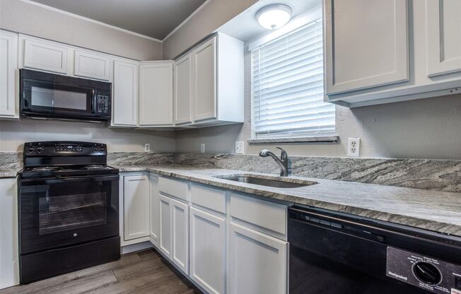 2432 2434 LAKEVIEW CIR