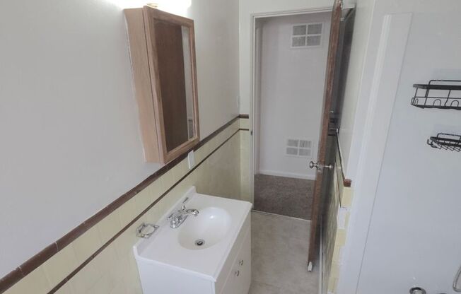 Bright Two Bedroom in University District-Next to DU!! New Carpet, In unit Washer/Dryer & More!