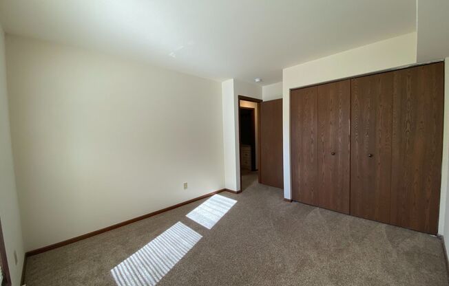 2 beds, 1 bath, 950 sqft, $1,700, Unit 7701RB