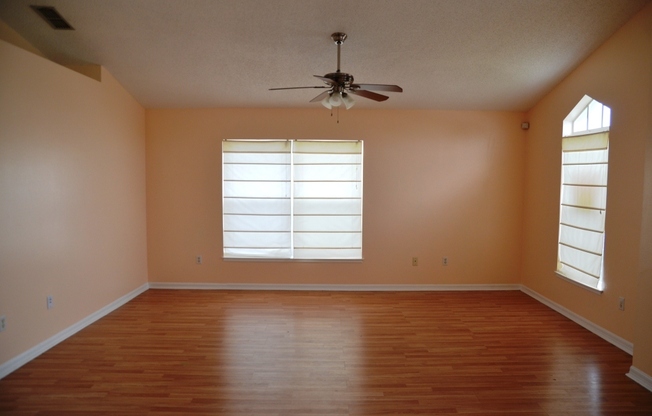 Cute 3/2 House with Laminate Flooring and 1-Car Garage (SE Orlando)