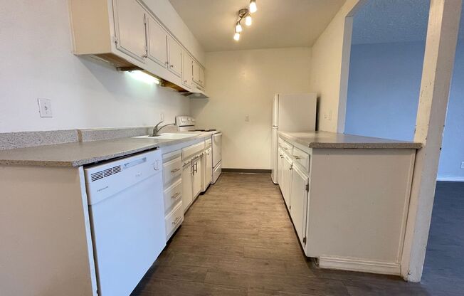 2 beds, 1 bath, 800 sqft, $895, Unit Unit 13