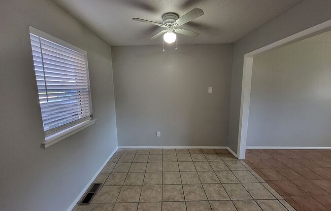 2 beds, 1 bath, $1,100, Unit 4