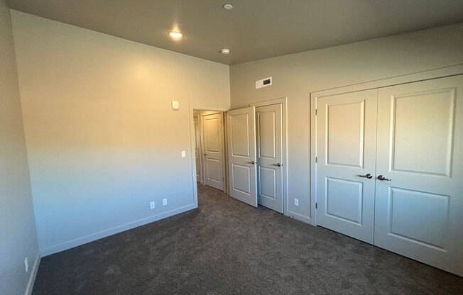 2 beds, 1 bath, $1,450, Unit Unit H303