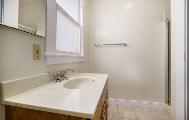 1 bed, 1 bath, $2,100, Unit 2065 Eagle Ave #C - LU