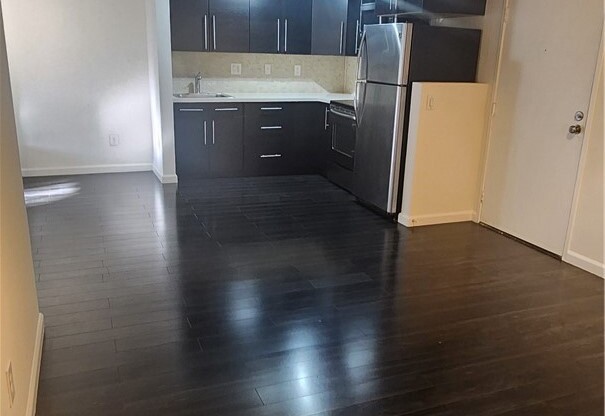 2 beds, 1 bath, 924 sqft, $3,000, Unit 122