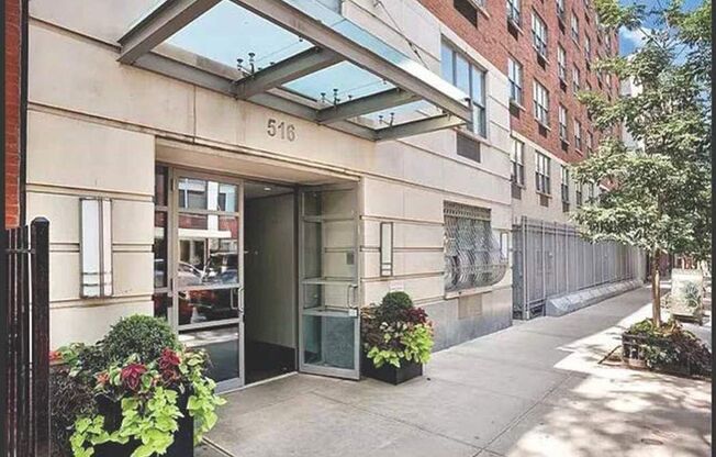 516 W 47 ST