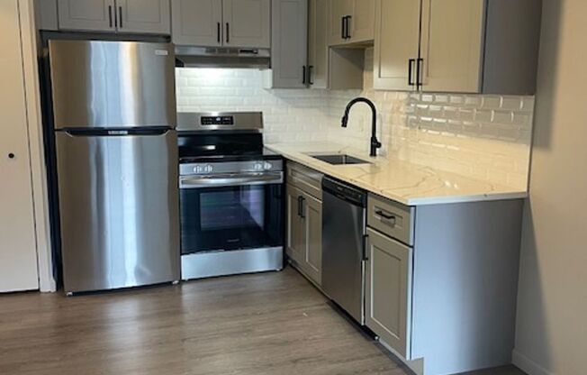 Renovated Two-Bedroom Apartment – Prime Walled Lake Location!