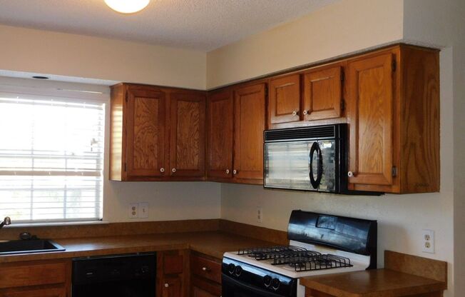 2 beds, 1 bath, 900 sqft, $1,495, Unit B