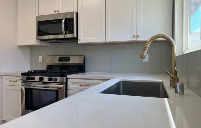 **Newly Renovated 3BD/2BTH Single Family House with Large Back Yard