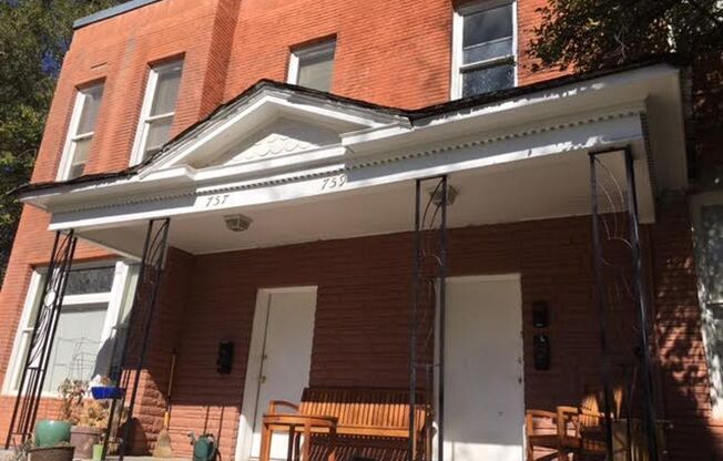 Private Guy Room in 5 bedroom 2 bath triplex