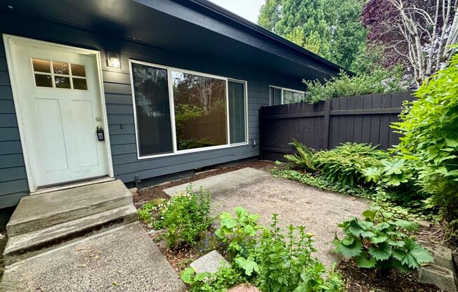 Reed Neighborhood Gem~ Great Natural Light~ Fenced Front Patio~ Onsite Laundry~ Off Street parking~ Pets Welcome
