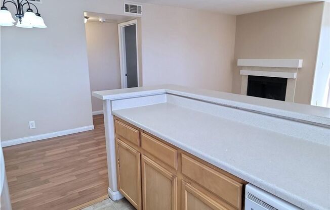 SE / SUNRISE MANOR 2ND FLOOR UNIT IN GATED COMMUNITY!