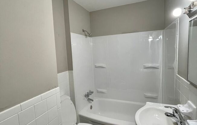 2 beds, 1 bath, $1,150, Unit B07