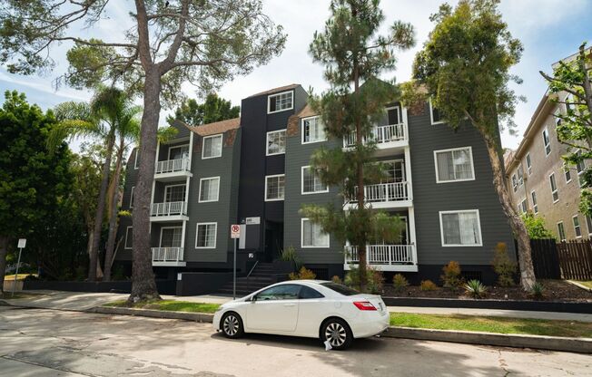 685 Kelton Ave