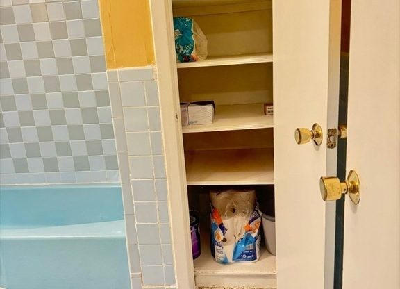 2 beds, 1 bath, 1,020 sqft, $2,300, Unit E112