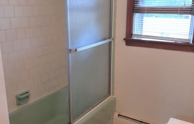 2 beds, 1 bath, 903 sqft, $1,250, Unit B-4