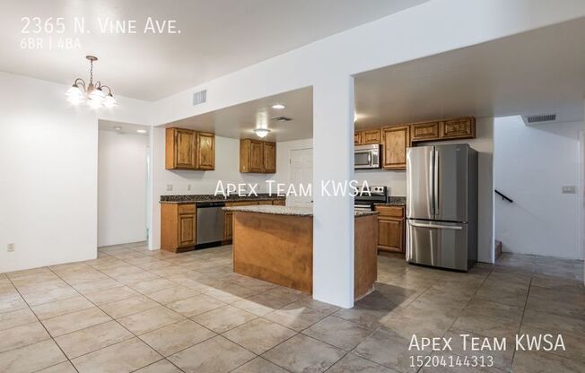 2365 N VINE AVE
