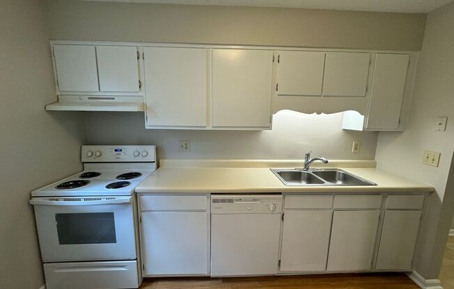 Adorable 2 Bedroom Condo Near UNC!