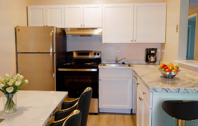 1 bed, 1 bath, 720 sqft, $1,100, Unit 302 Donner Pass Unit D