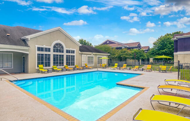 apartment swimming pool in Baton Rouge