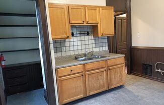 3 beds, 1 bath, $1,095, Unit Upper