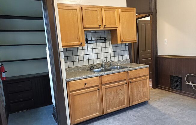 3 beds, 1 bath, $1,095, Unit Upper