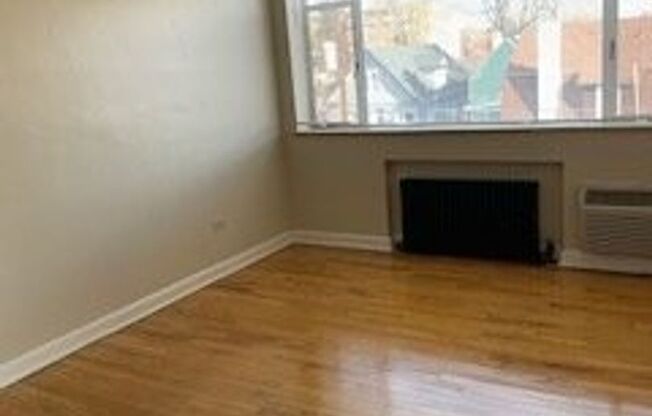 2 beds, 1 bath, $1,600, Unit 35