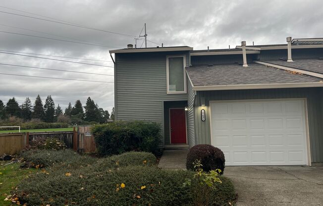 2bd/1.5Ba Duplex in NW Portland in a Quiet Bethany Neighborhood ~ Single Car Garage and Washer/Dryer Hooks Ups!!!