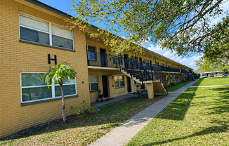 Charming 1-Bedroom Condo Near the Beach – 2501 Harn Blvd #H27, Clearwater, FL