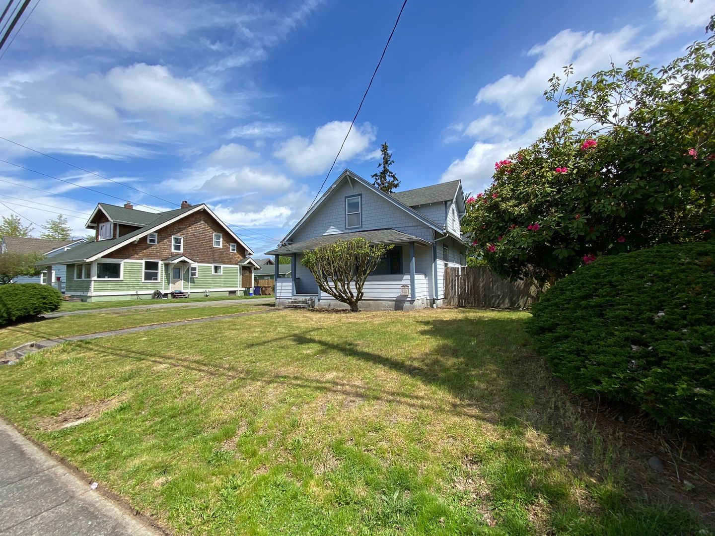 Beautiful house in Tacoma with new granite countertops and hardwood flooring!