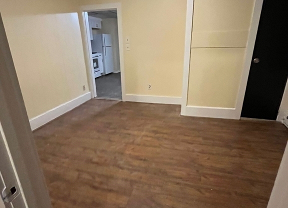 3 beds, 1 bath, 4,768 sqft, $2,700, Unit 842