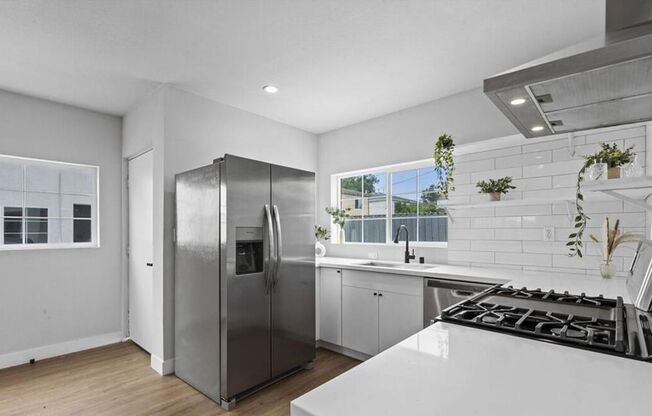 3 beds, 3 baths, 1,300 sqft, $3,000, Unit 57(928 1/4)