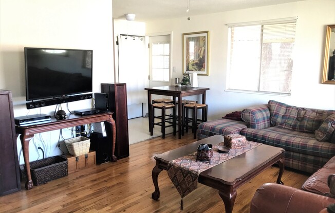 3 beds, 2 baths, $2,300