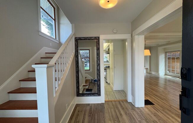Warm & cozy 5 bed 2.5 bath home in the heart of QueenAnne in Seattle