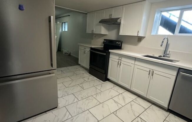 2 beds, 1 bath, 900 sqft, $1,600, Unit 4064 S Broadway unit E