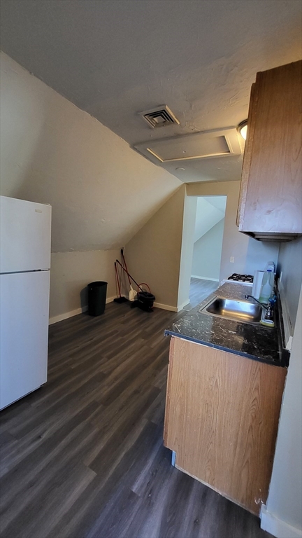 2 beds, 1 bath, $1,900, Unit 3