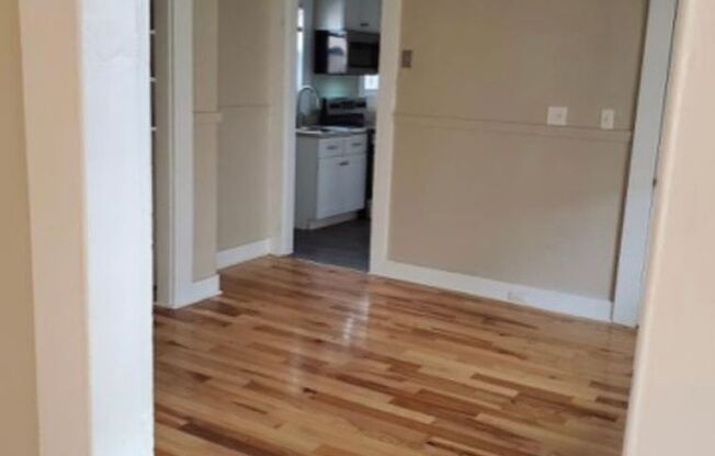 3 beds, 1 bath, $1,950, Unit 313-2