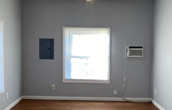 419 W MISTLETOE