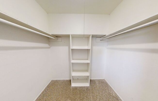 2 beds, 1 bath, 905 sqft, $1,100