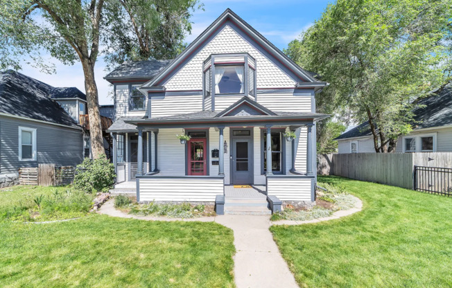 Beautiful 5 Bedroom Home with Lots of Natural Light and Private Fenced Backyard! A Must See!