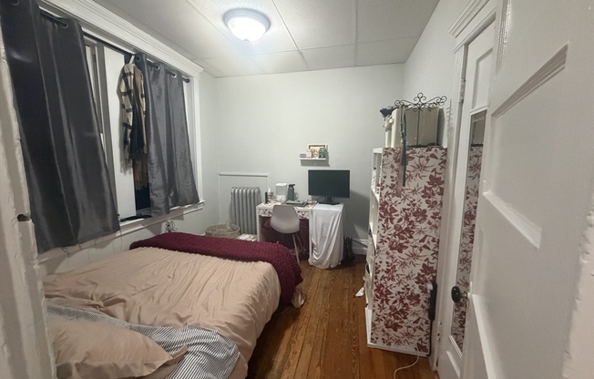 3 beds, 1 bath, 999 sqft, $4,200, Unit 25
