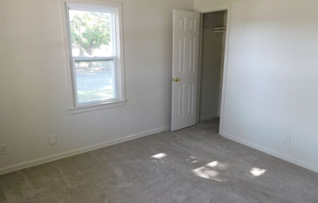 2 beds, 1 bath, $1,100, Unit 2755 S Greenwood - Main House