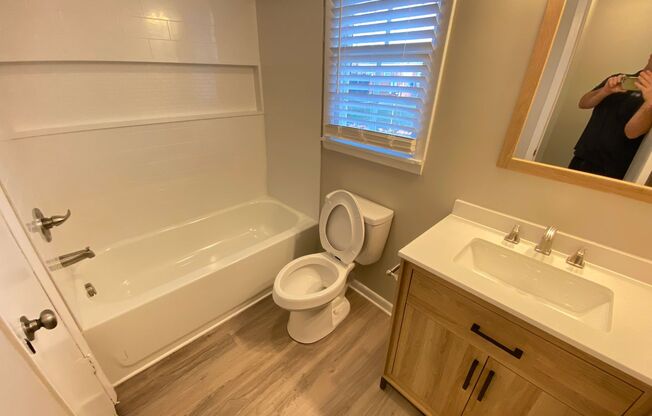 1 bed, 1 bath, 615 sqft, $1,100, Unit 871 Oakwood Villa